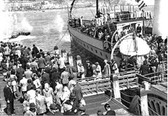 Passengers-disembarking-the-Glengowe-Paddle-Steamer-at-Hastings-Pier-Head-May-1947.-One-of-the-first-trips-after-the-end-of-WW2.